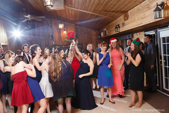 bouquet-toss-photo-ottawa-wedding-photographer