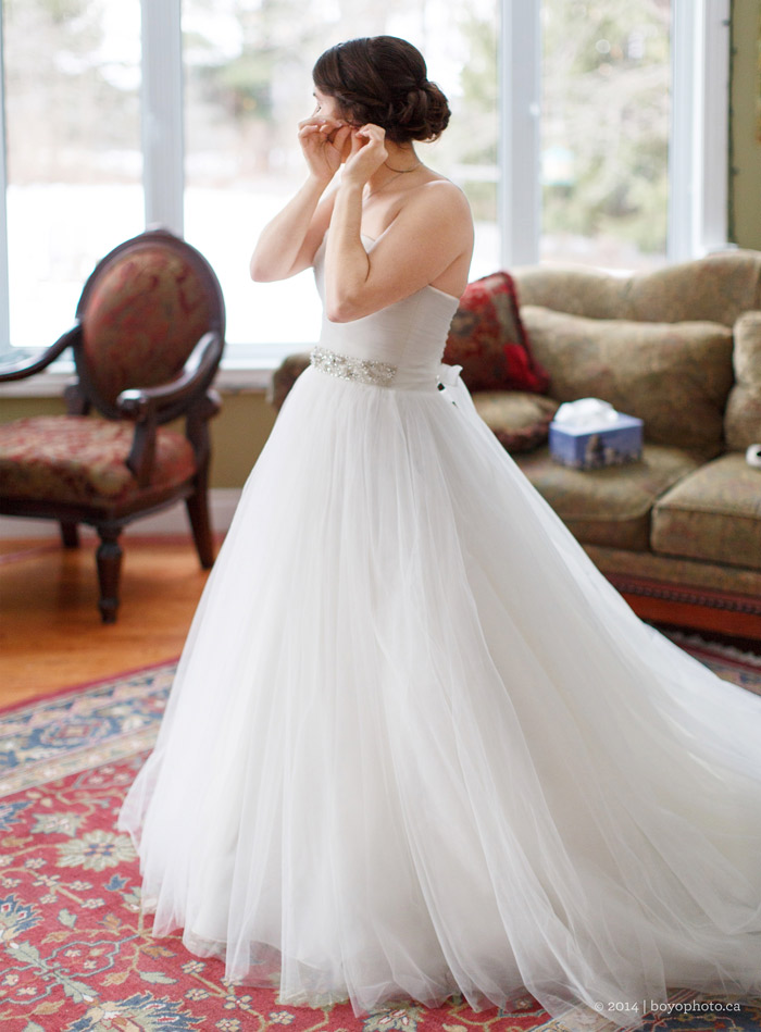 bride-getting-ready-for-ottawa-wedding-boyo-photography